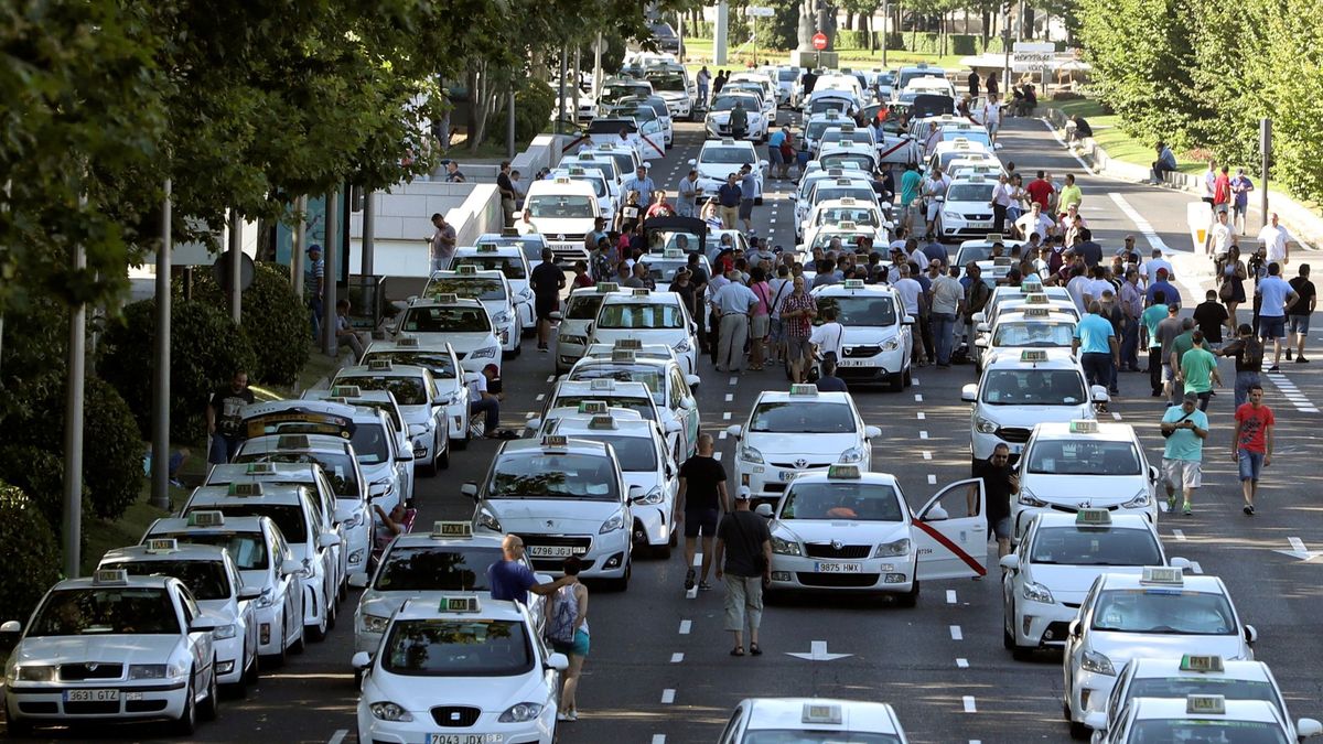 Madrid insiste en la 'doble licencia' para los VTC como solución al conflicto del taxi