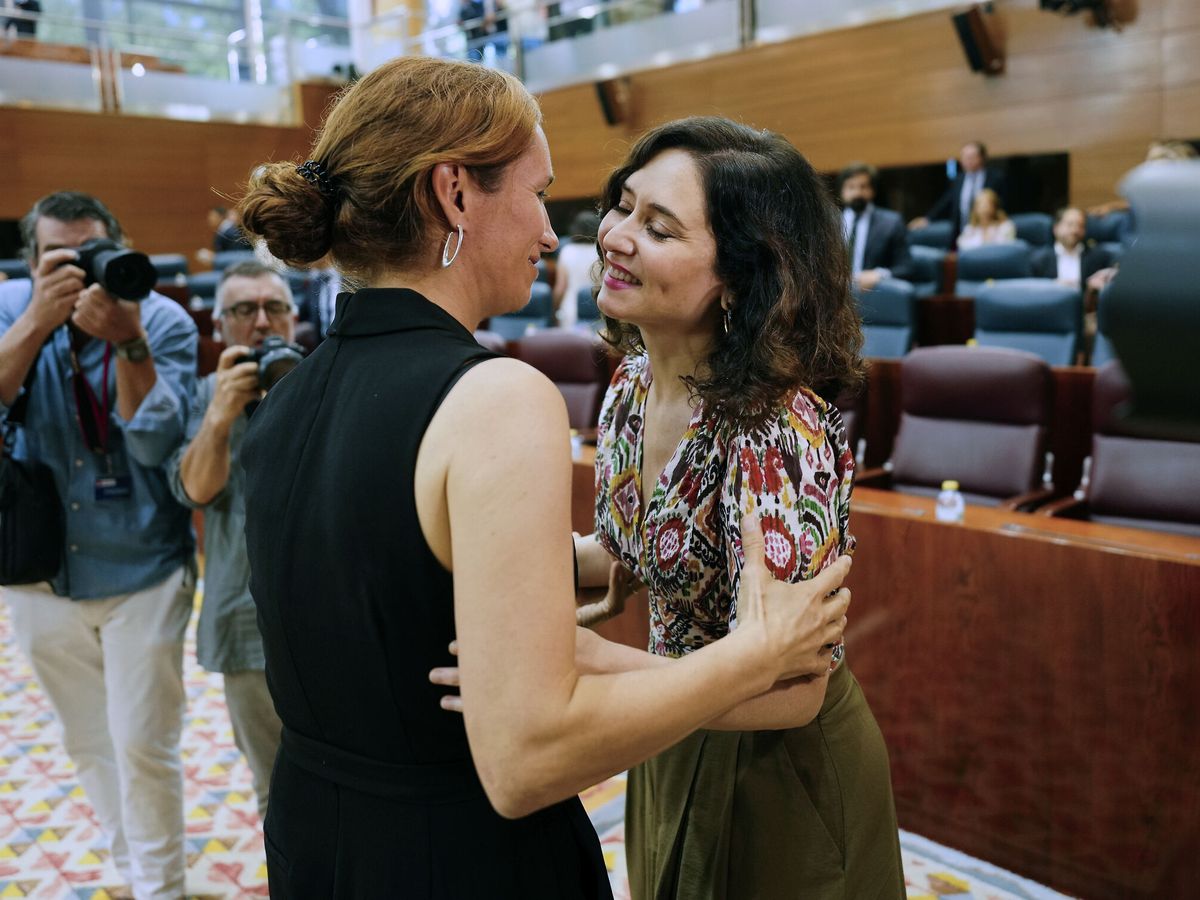 Foto: Isabel Díaz Ayuso y Mónica García se saludan con dos besos. (EFE/Borja Sánchez-Trillo)