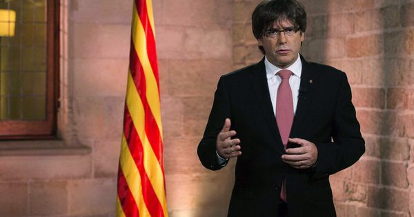 Foto:  Fotografía facilitada por la Generalitat de Cataluña del presidente Carles Puigdemont durante la realización del tradicional mensaje institucional con motivo de la celebración de la Diada. (EFE)