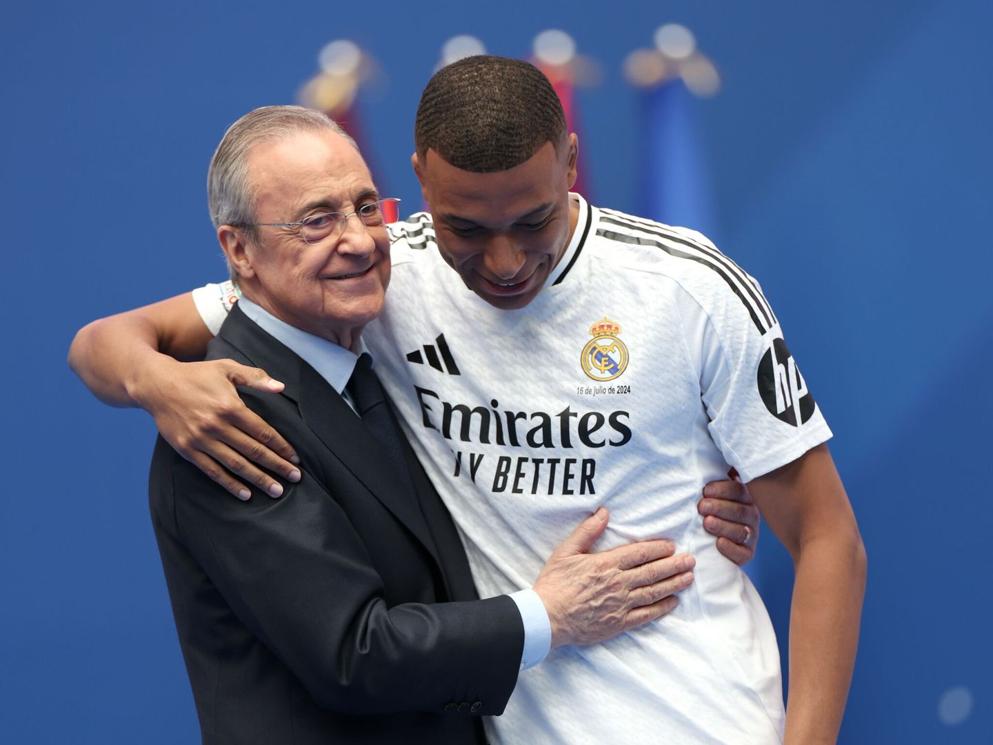 Florentino y Mbappé se abrazan en el acto de presentación en el Bernabéu. (Isabel Infantes/PA Wire/dpa)