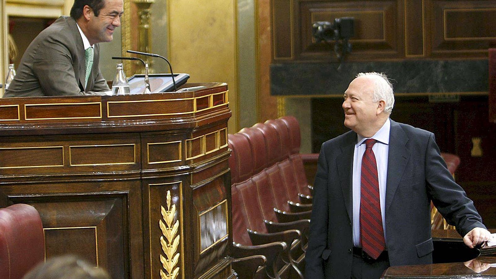 Foto: Moratinos y Bono, durante una sesión de control en el Congreso, en 2009. (EFE/Juan M. Espinosa)