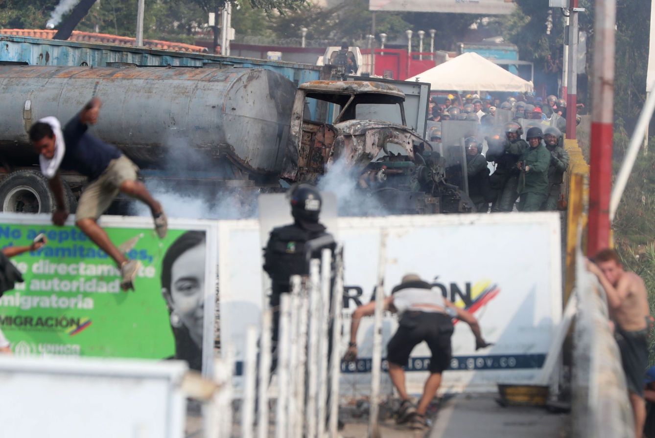Manifestantes se enfrentan con la Guardia Nacional Bolivariana en el lado colombiano del Puente Internacional Simón Bolívar, en Cúcuta, Colombia. (EFE)