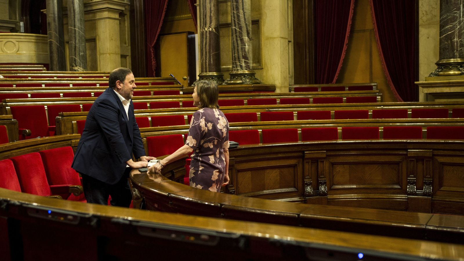 Foto: El exvicepresidente de la Generalitat Oriol Junqueras departe con la presidenta del Parlament, Carme Forcadell. (EFE)