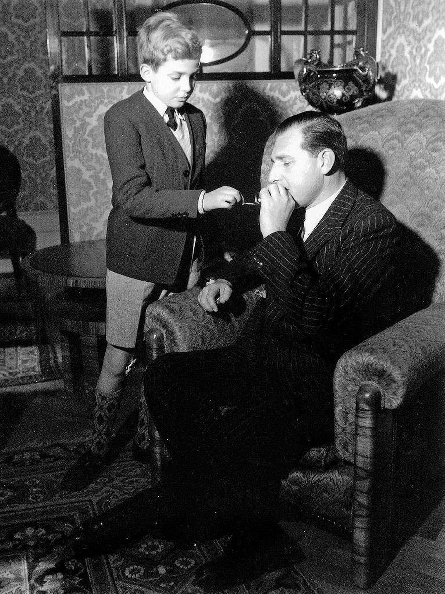 El rey Juan Carlos, encendiendo un cigarrillo a su padre, el conde de Barcelona (Cortesía/Casa Real)