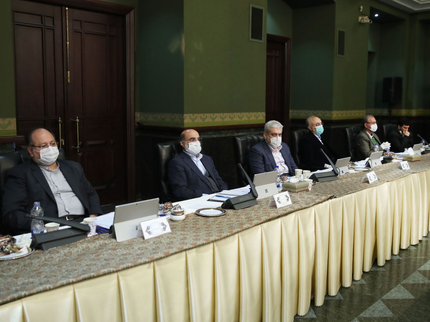 El gabinete del presidente de Irán, con mascarillas. (EFE)