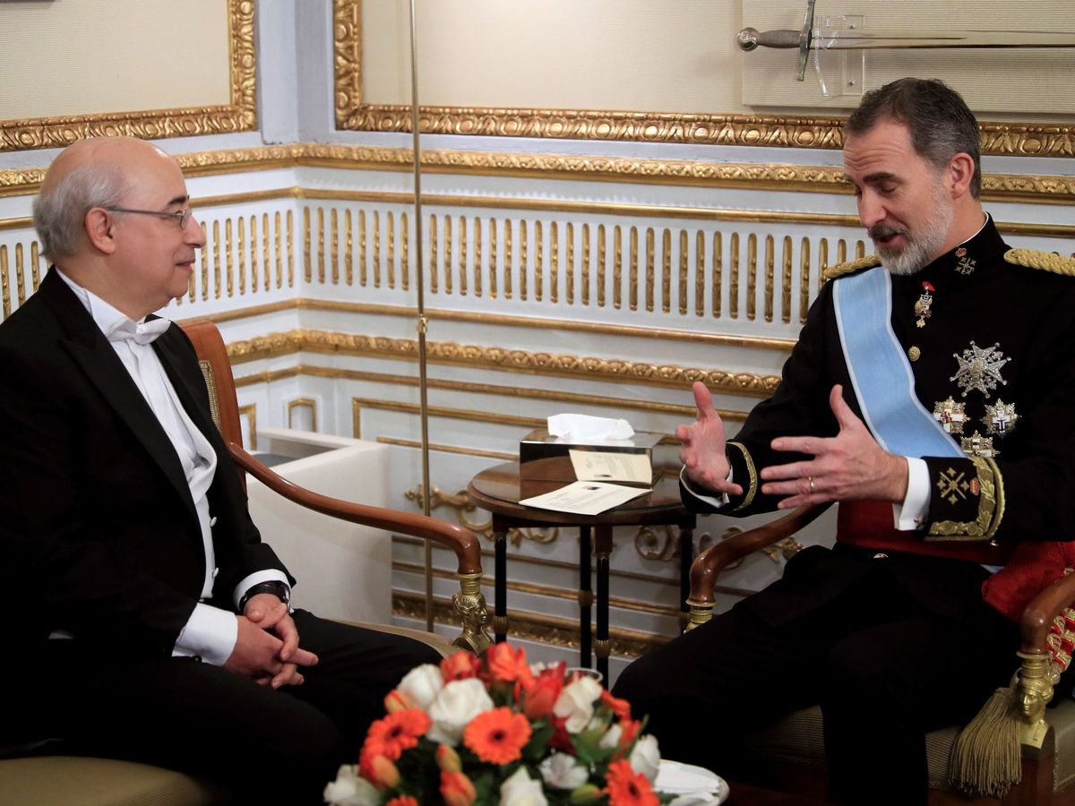 Foto: A la derecha, el embajador argelino Toufik Milat durante la recepción de cartas credenciales con el rey, en enero de 2020 (EFE)