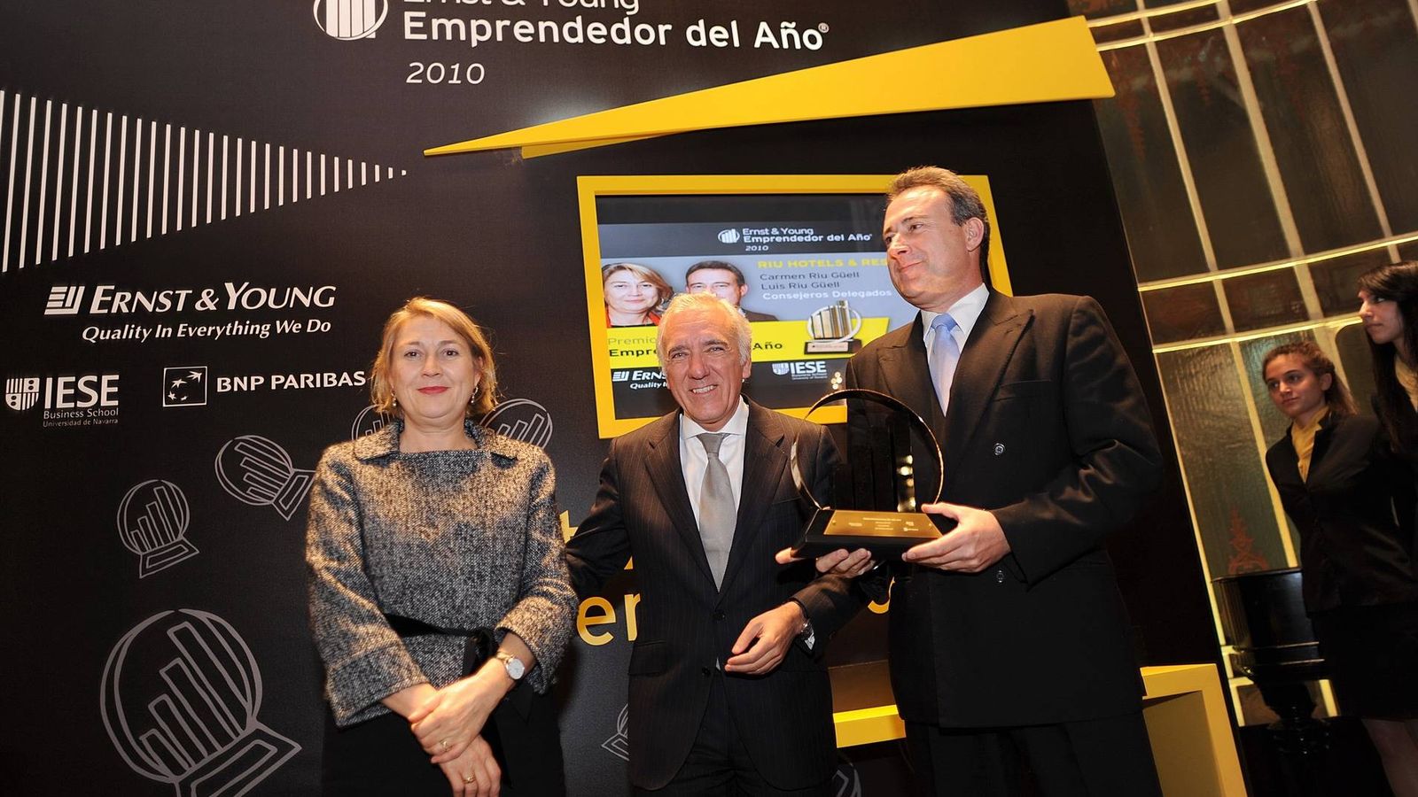 Foto: Carmen y Luis Riu, premiados en 2010 por el expresidente de EY, José Miguel Andrés (c). (RIU Hotels)