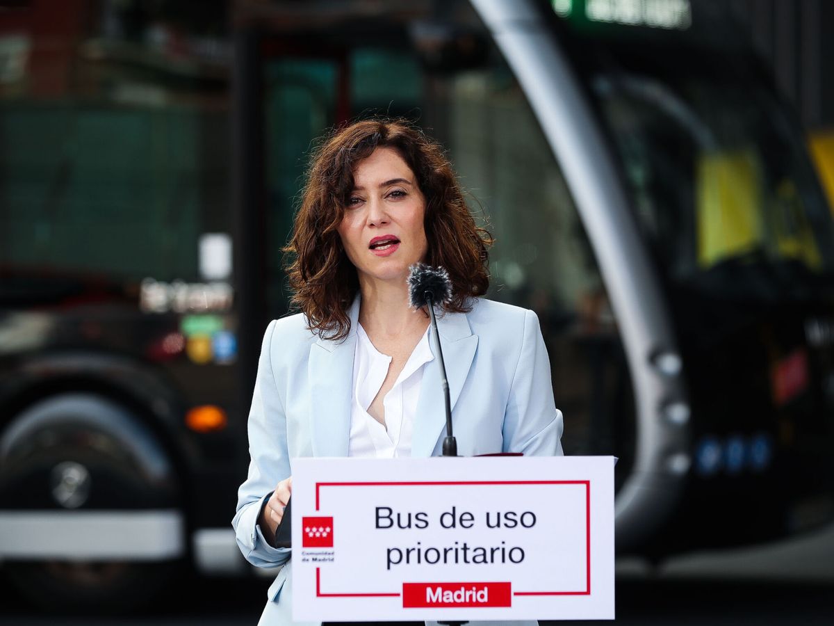 Foto: Isabel Díaz Ayuso, durante la presentación del bus de uso prioritario. (EFE/David Fernández)