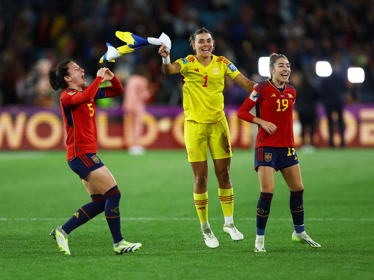 Foto: Ivana, Misa y Olga celebran el Mundial. (Reuters/Hannah Mckay)