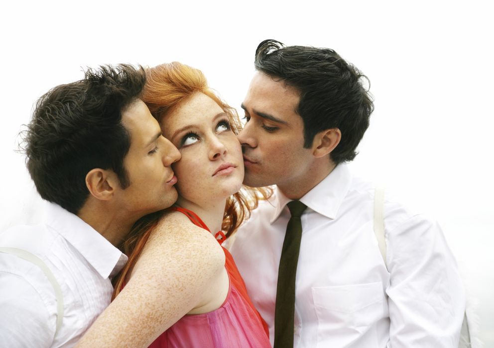 Foto: Ambos sexos podrían coincidir en la idea del trío perfecto: dos hombres y una mujer. (iStock)