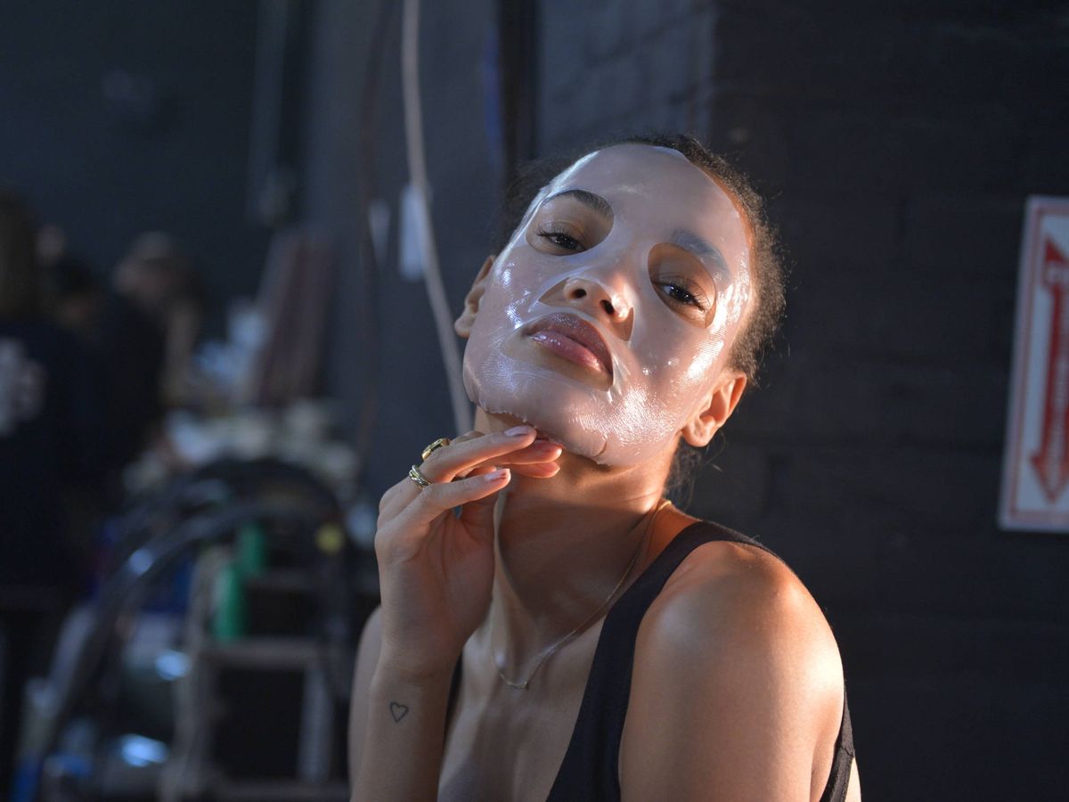 Foto: La modelo Pamela Fox, en el backstage de Brandon Maxwell Spring 2020 posando con una tissue mask. (Getty)