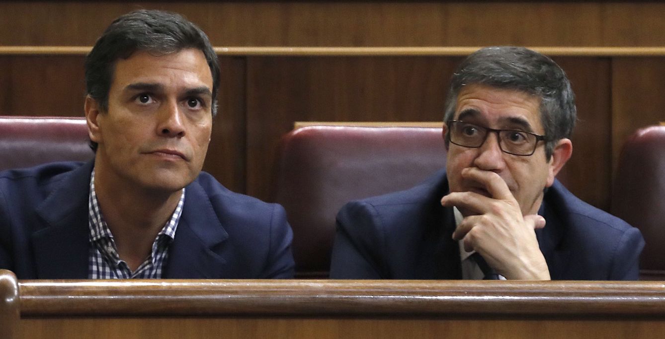 Pedro Sánchez y Patxi López, durante el debate de investidura de Mariano Rajoy. (EFE)