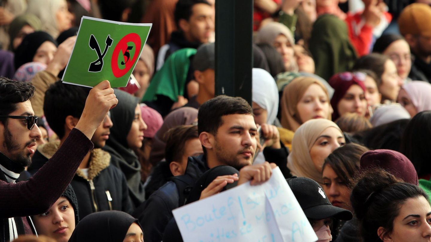 Estudiantes de la Universidad de Argelia protestan contra de la candidatura del presidente Abdelaziz Bouteflika. (EFE)