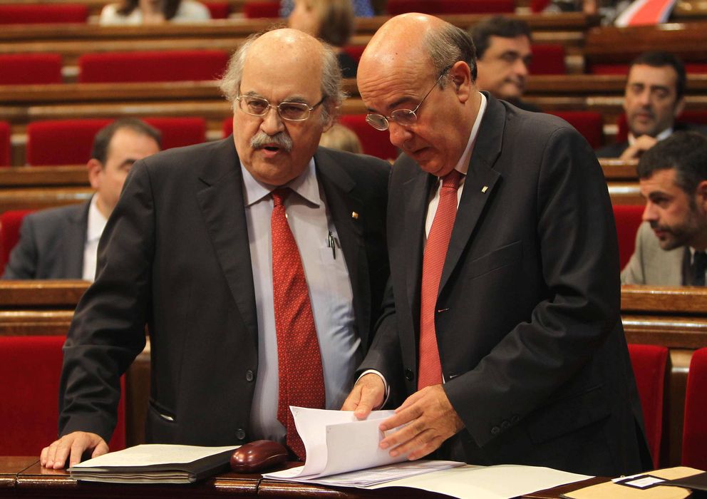 Foto: El conseller de Economía, Andreu Mas Colell, y el conseller de Sanidad, Boí Ruiz. (Efe)