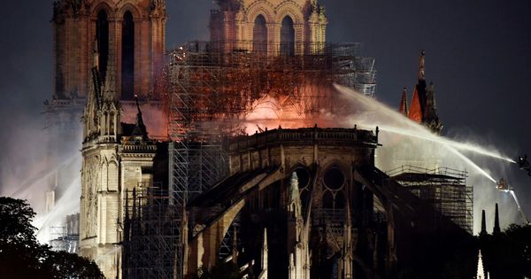 Foto: Incendio de Notre Dame, símbolo de París y del gótico (EFE)