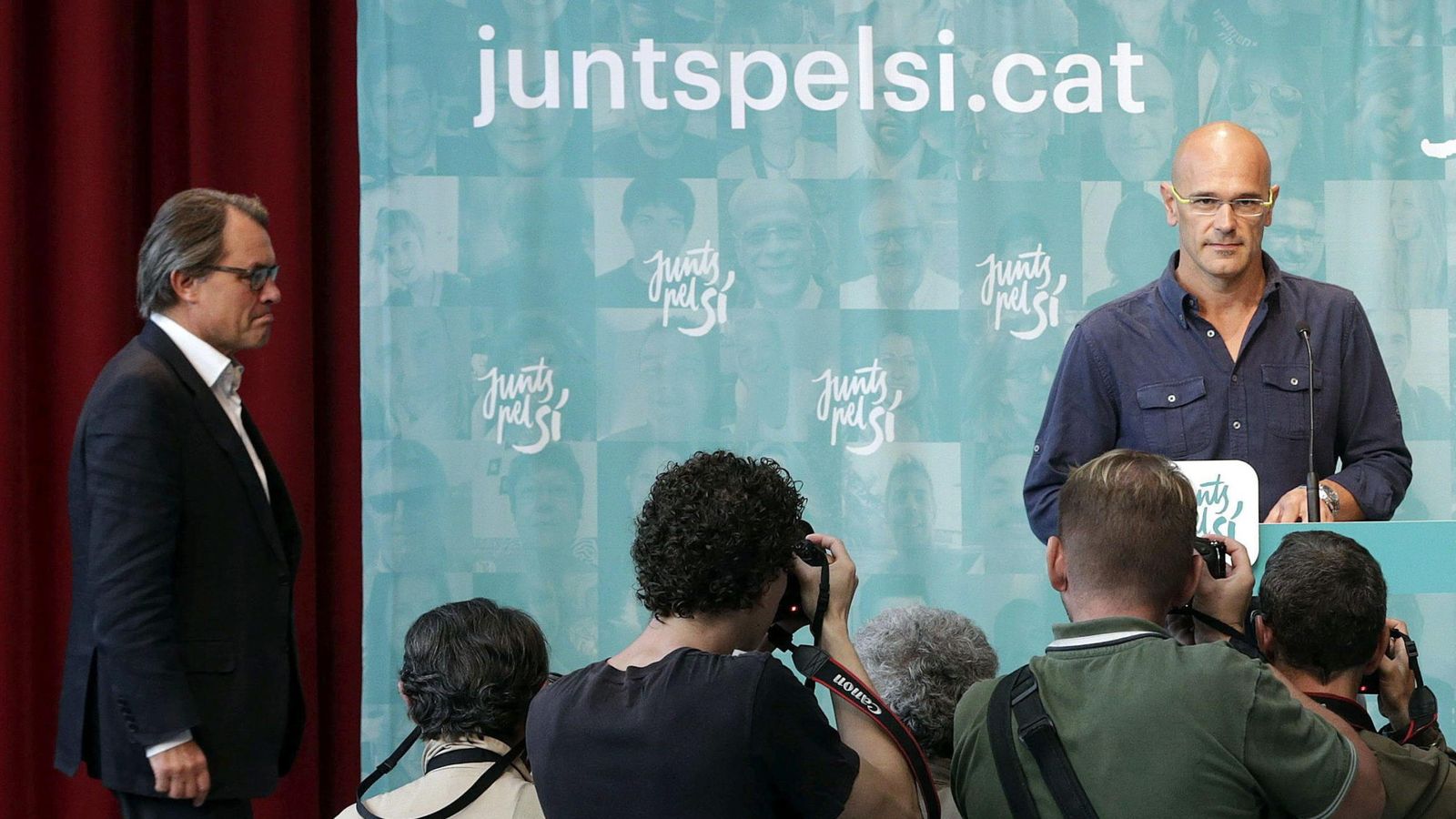 Foto: El candidato de Junts pel Sí, Raül Romeva (d), y el presidente catalán en funciones, Artur Mas (i). (EFE)