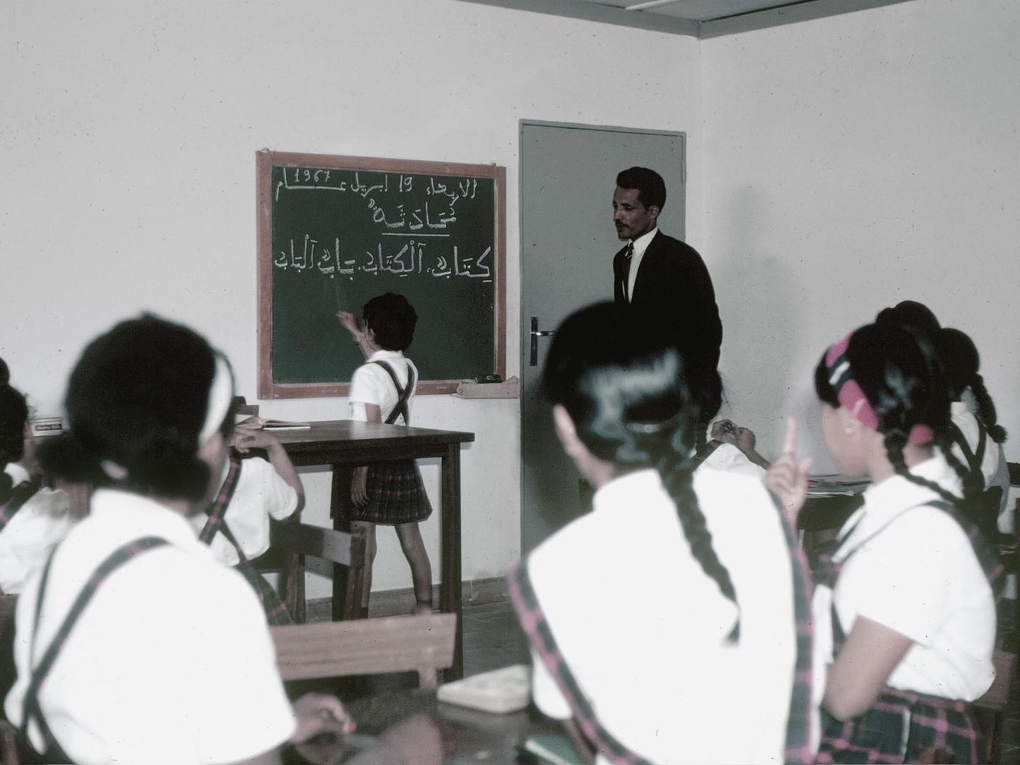 Clase de árabe en el Colegio Menor de la Sección Femenina.