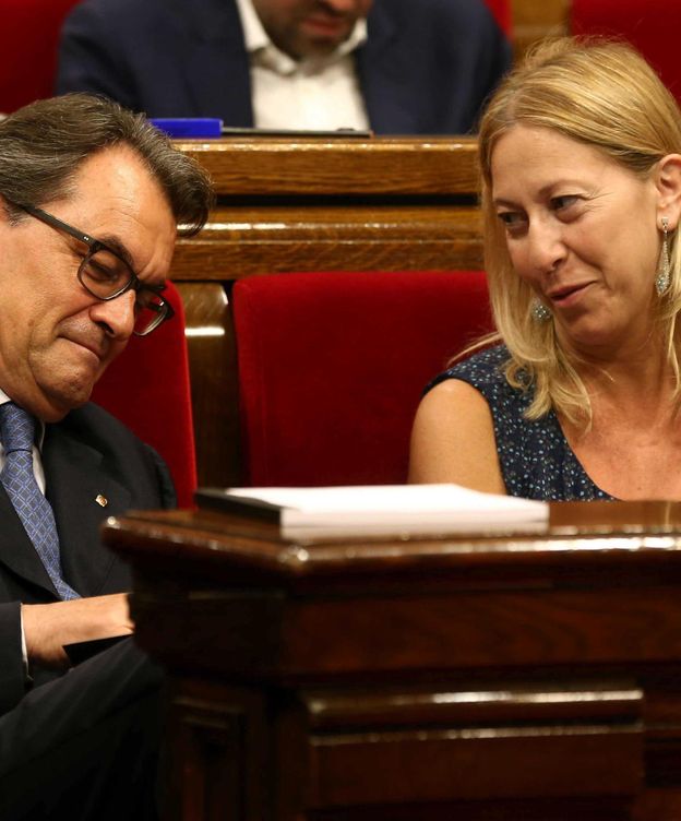 Foto: El presidente catalán, Artur Mas, junto a la vicepresidenta Neus Munté, en un pleno del Parlament. (Efe)