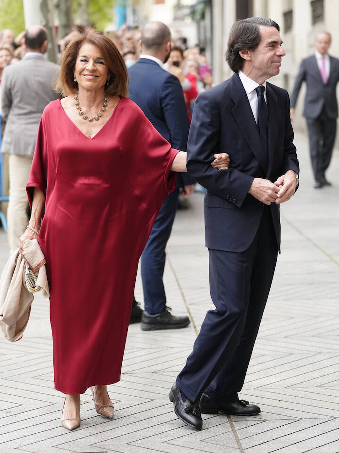 Ana Botella a su llegada a la iglesia para la boda de Almeida. (LP)
