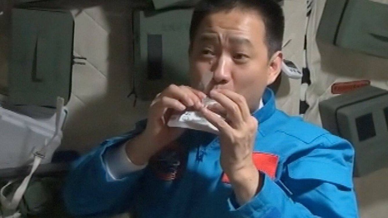 Foto: Uno de los astronautas chinos chupando del frasco carrasco (CCTV)