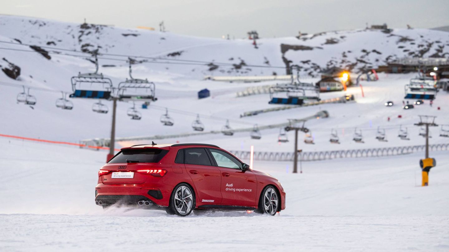 El 'slalom' es una prueba importante para entender cómo se comporta el coche en nieve.