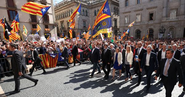Foto: El presidente de la Generalitat, Carles Puigdemont, junto a los alcaldes a favor de la consulta, en Barcelona. (Reuters)