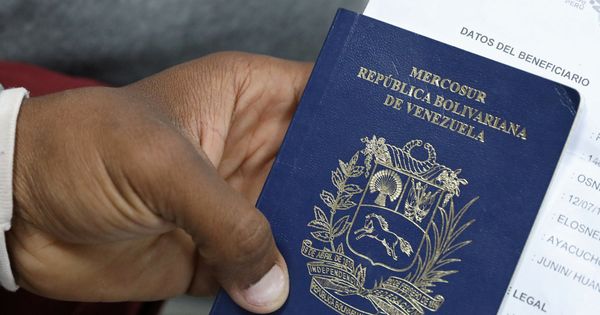 Foto: Una persona sostiene su pasaporte venezolano (Reuters/Mariana Bazo)