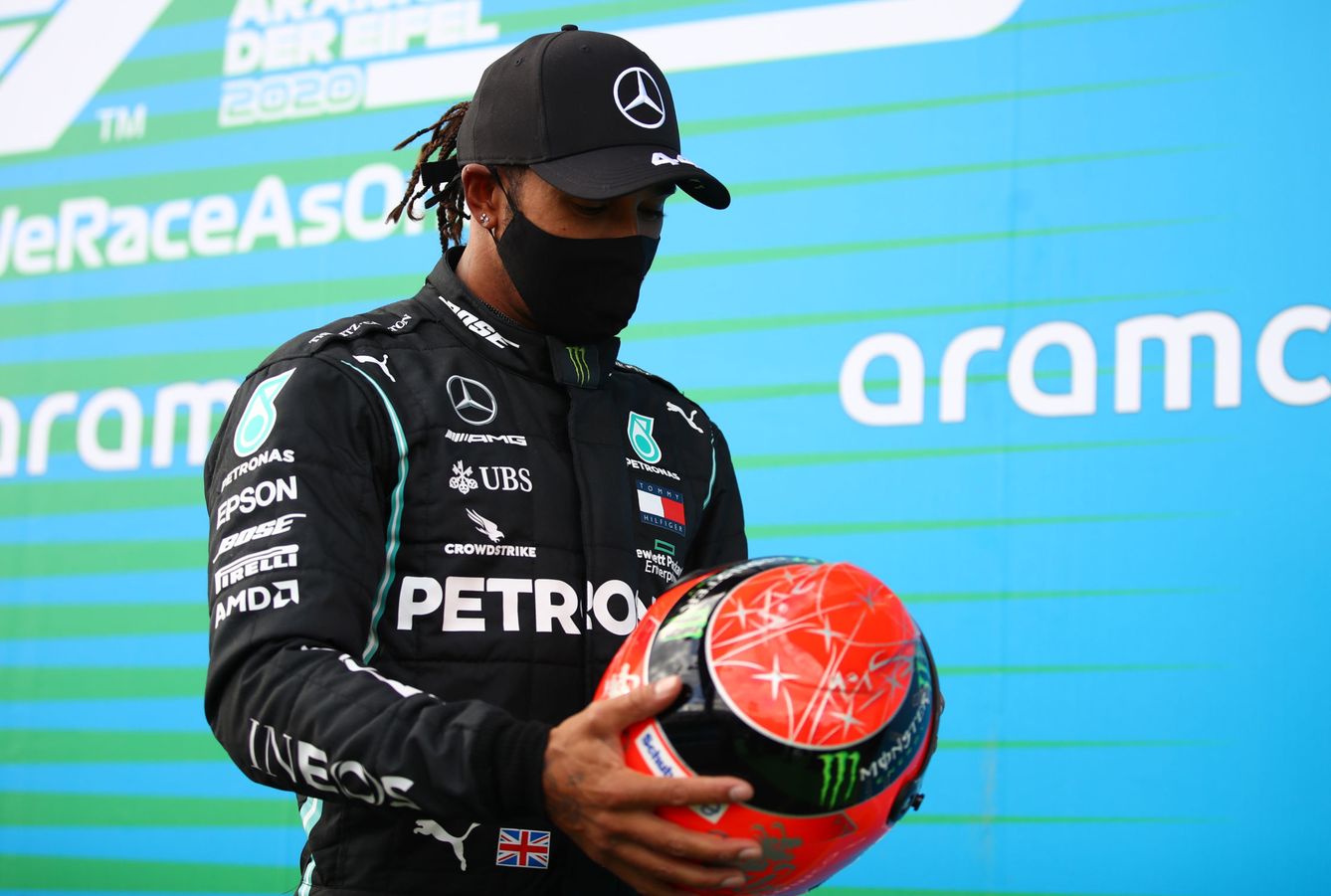 Hamilton viendo con ilusión el casco de su ídolo. (Reuters)