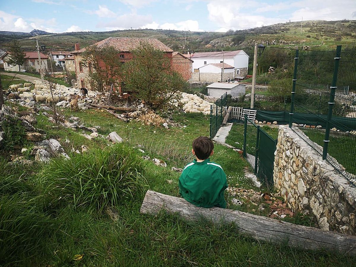 Foto: Vista de Cubillo de Ojeda (Palencia), un pueblo de solo tres habitantes. (EFE)