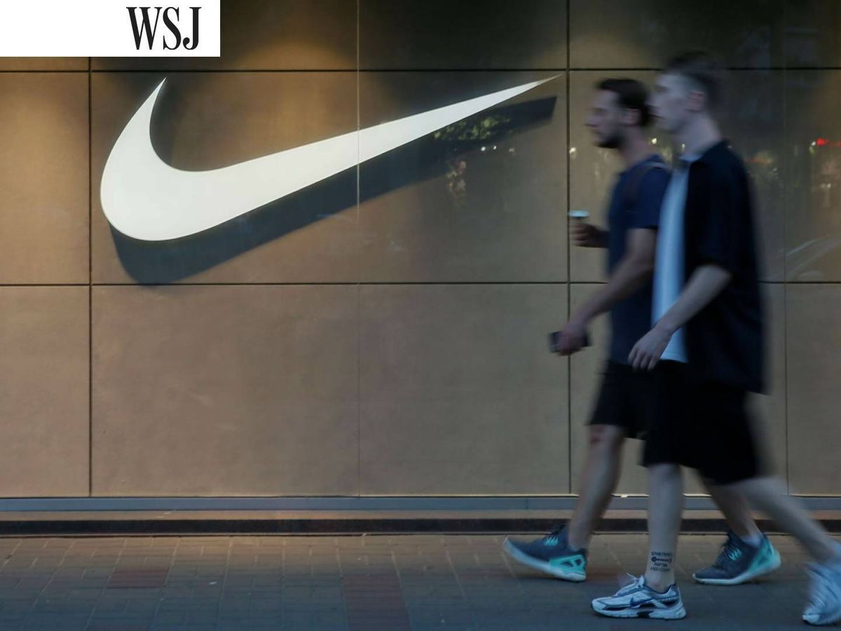 Foto: Dos jóvenes pasan por delante de una tienda de Nike. (Reuters/Valentyn Ogirenko)