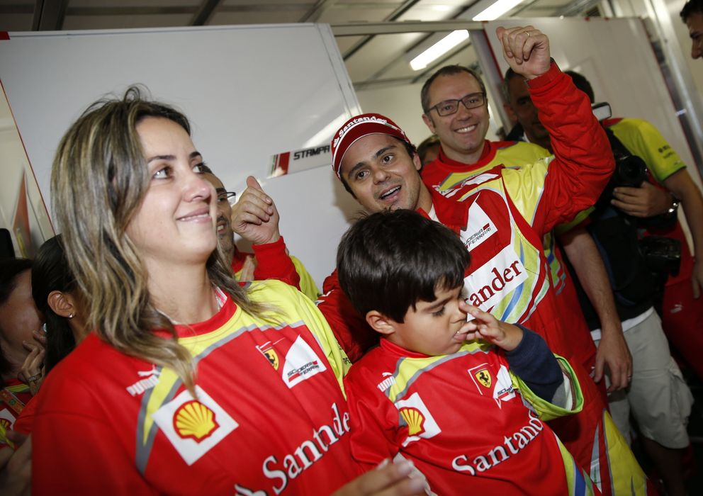 Foto: Felipe Massa con su familia y Domenicali en el box de Ferrari.
