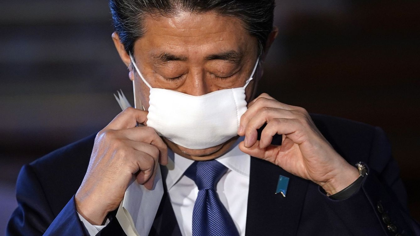 El fiasco de las mascarillas gratis para todos en Japón que convierte a Abe en un meme