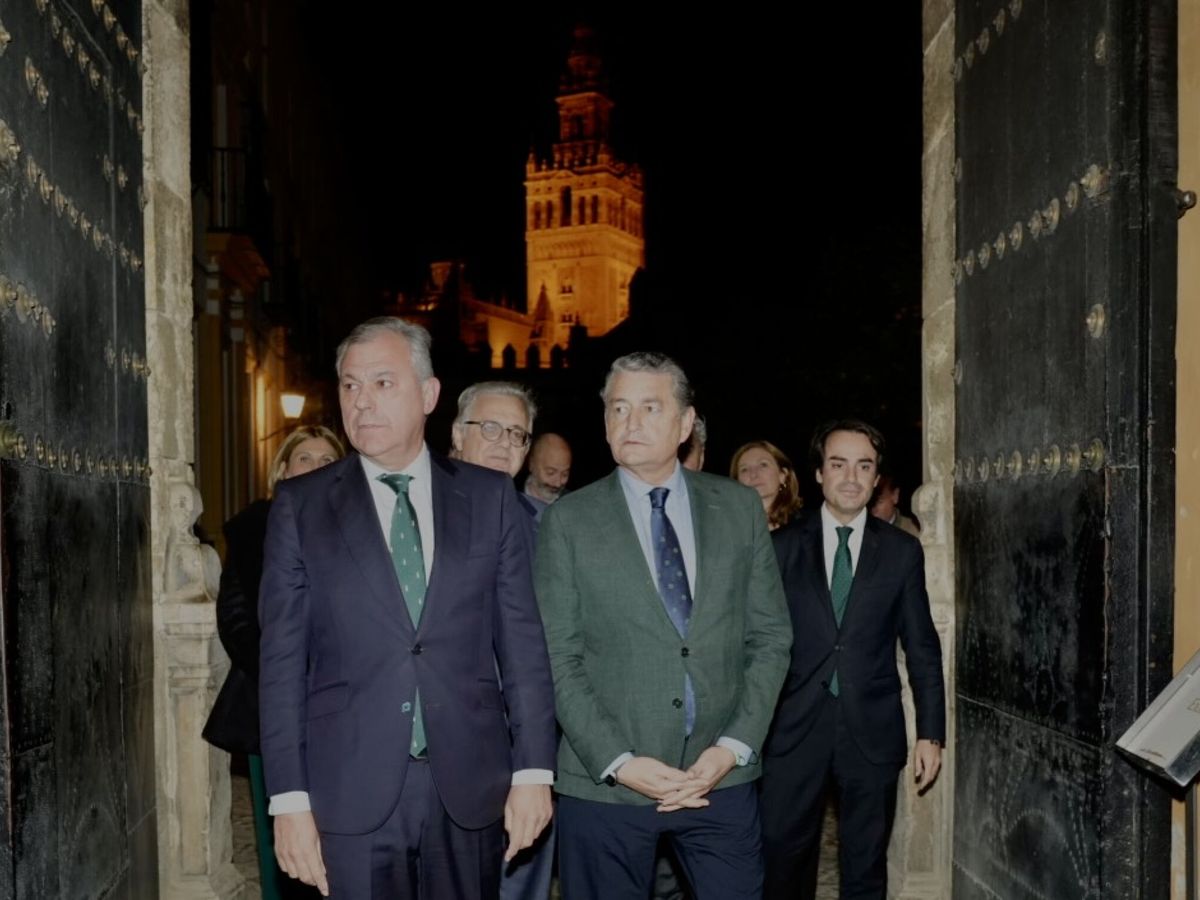 Foto: El alcalde de Sevilla, José Luis Sanz, con el número dos de la Junta, Antonio Sanz. (Europa Press/Eduardo Briones)