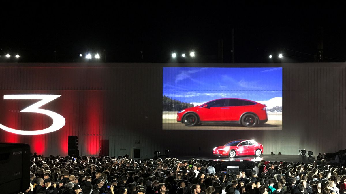 El Tesla Model 3 ya está aquí: así es el nuevo modelo 'low cost' con piloto automático