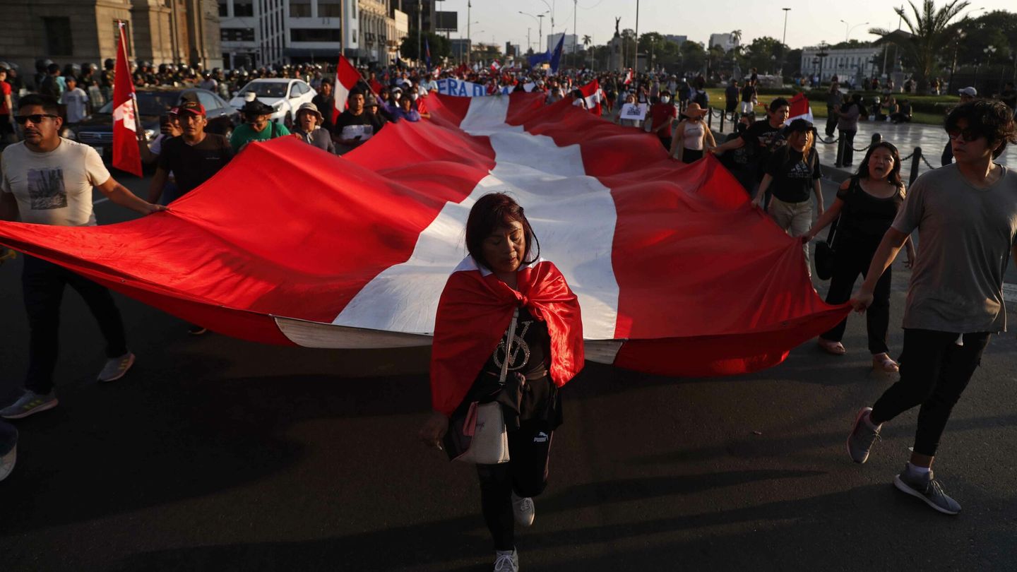  Decenas de personas participan en una nueva marcha antigubernamental, hoy en Lima. (EFE)