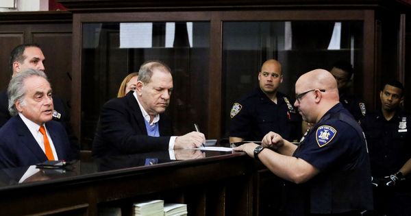 Foto: El productor durante su entrega a la policía neoyorquina. (EFE)