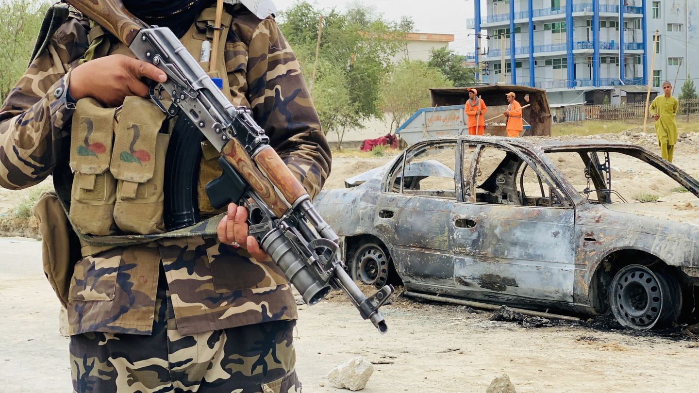 Los talibanes montan guardia cerca del aeropuerto Hamid Karzai, donde el atentado de la semana pasada dejó cerca de 200 muertos. (EFE)