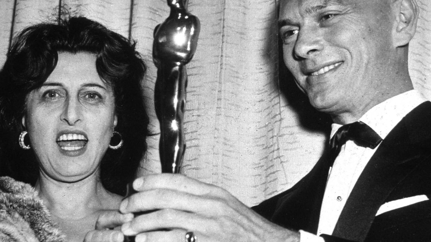 Anna Magnani fue la encargada de entregar el Oscar a Yul Brynner por 'El rey y yo'. (Cordon Press)
