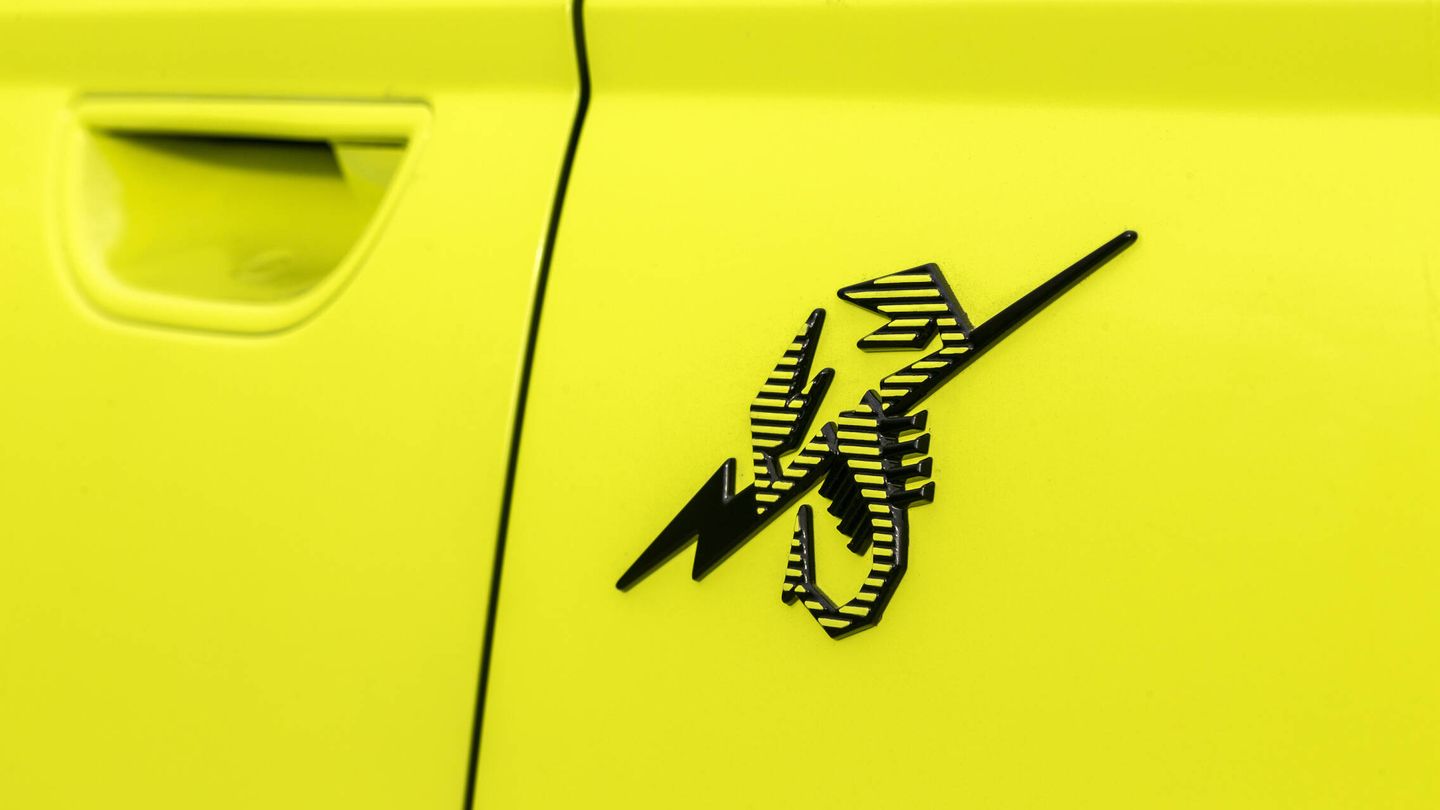 El nuevo logotipo electrificado de Abarth cruza un rayo a través del escorpión.