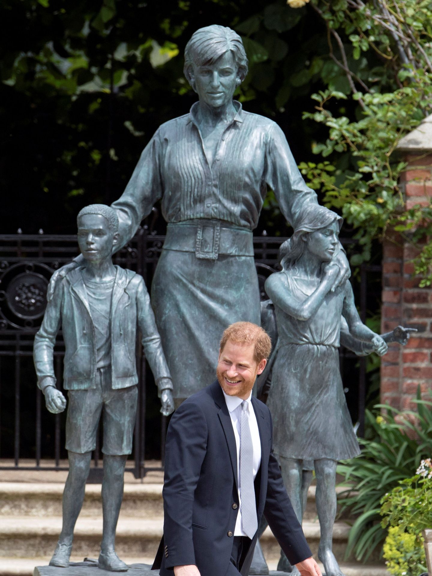 Harry posa ante la estatua de su madre. (Reuters)