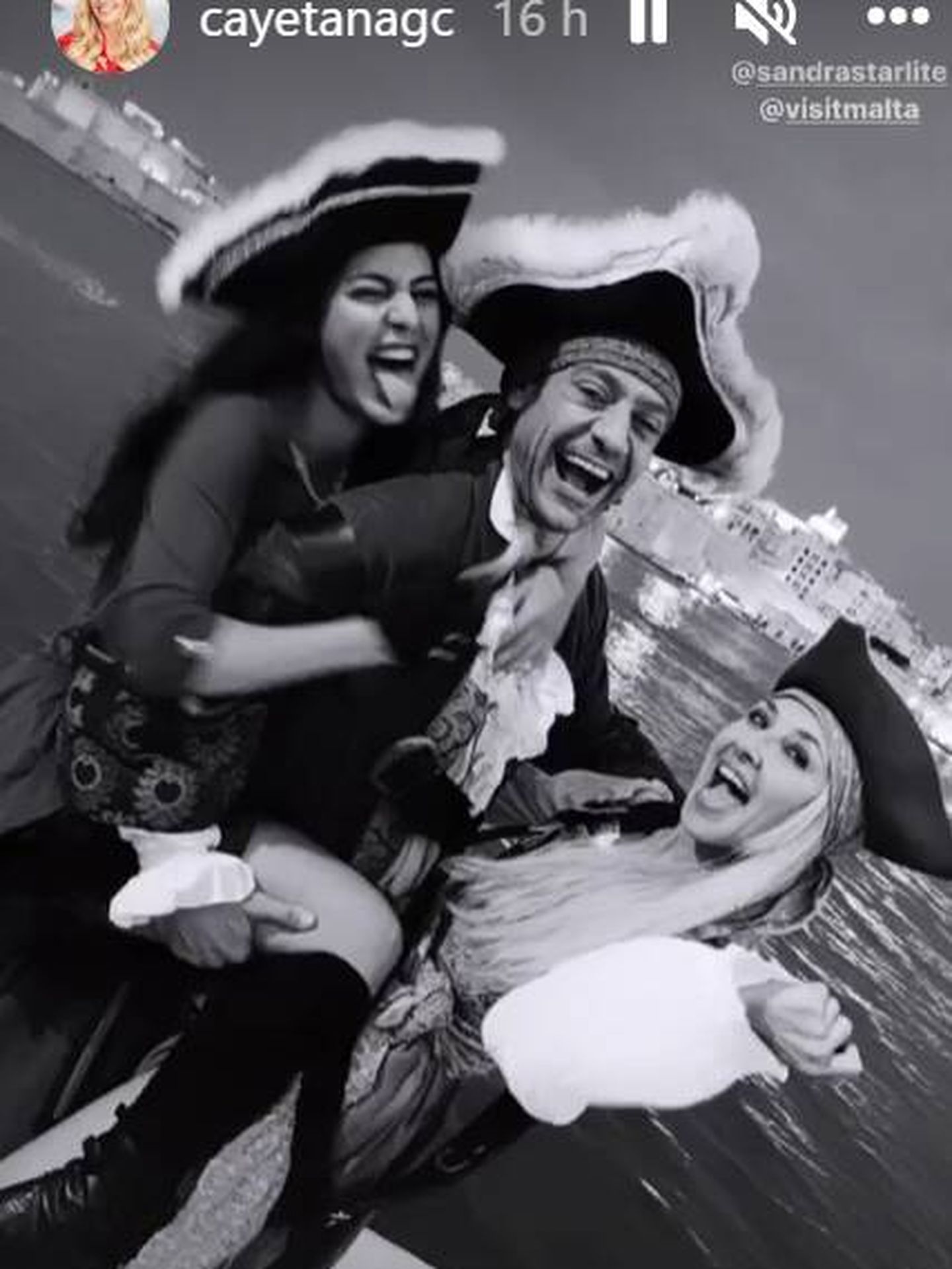 Cayetana Guillén Cuervo, con otros asistentes a la fiesta disfrazados de piratas. (IG)