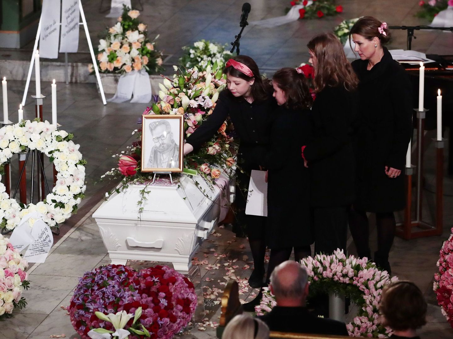Martha Luisa, junto a sus hijas en el funeral de Ari Behn. (EFE)