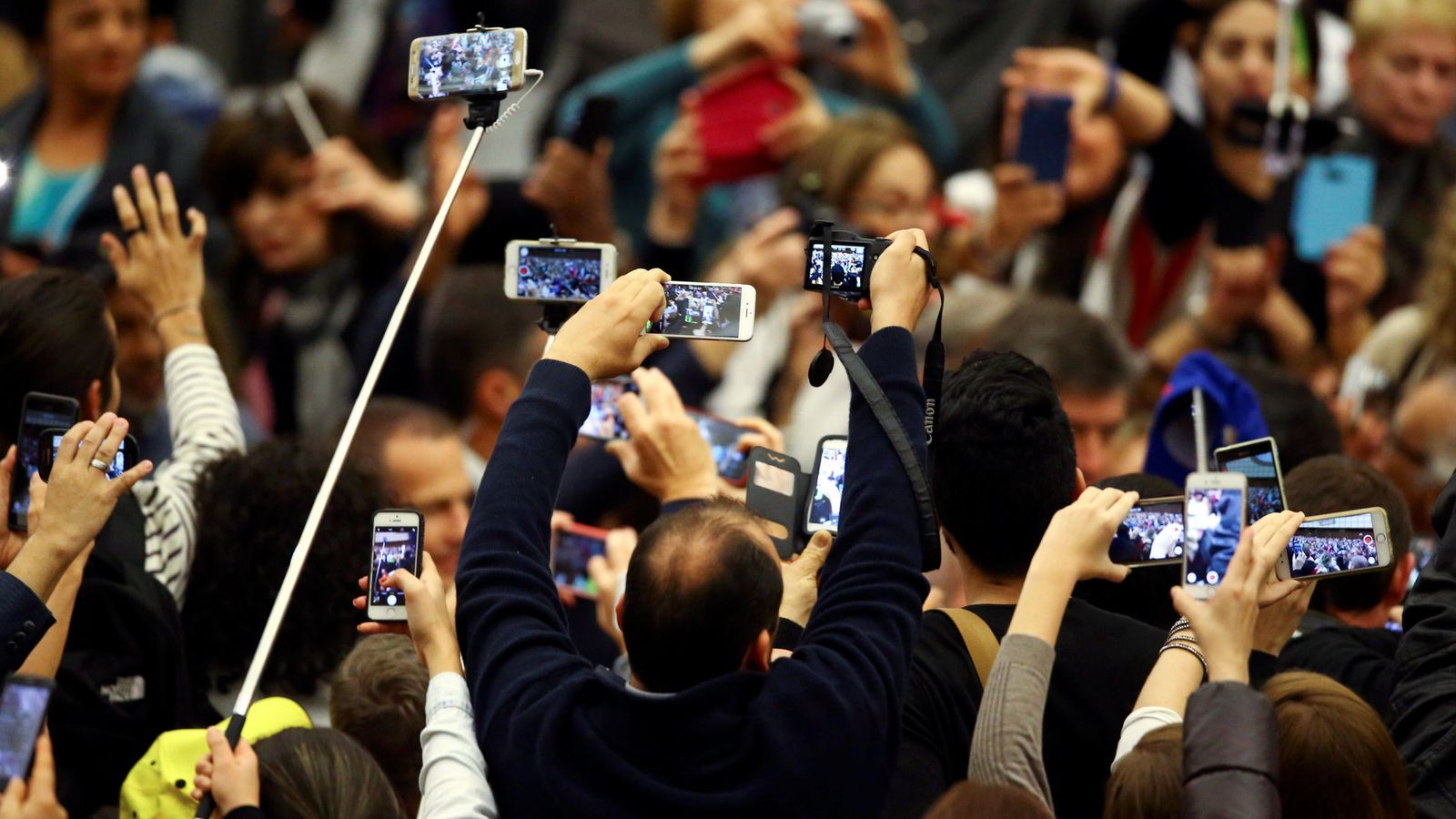 Foto: No son solo un puñado de móviles: también unos euros extra para las entidades de gestión de derechos de autor. (Reuters)