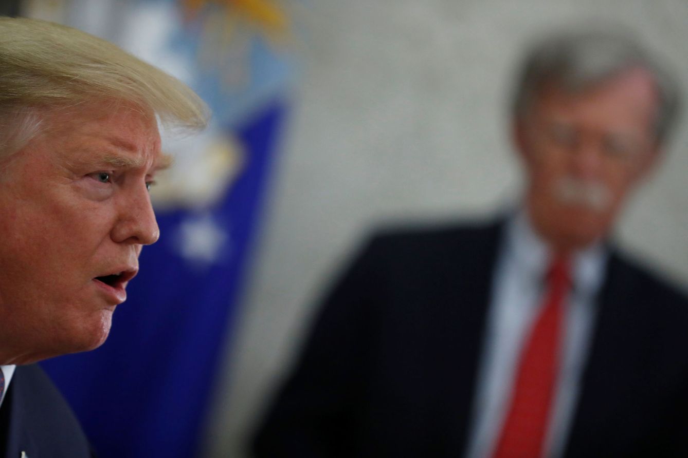 El presidente de EEUU, Donald Trump, con John Bolton al fondo. (Reuters)