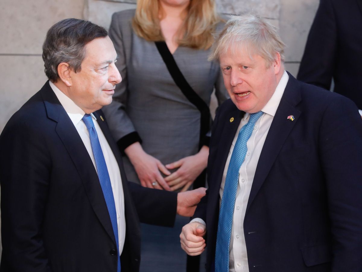 Foto: Los primeros ministros italiano y británico, Mario Draghi y Boris Johnson. (EFE/Stephanie Lecocq) 