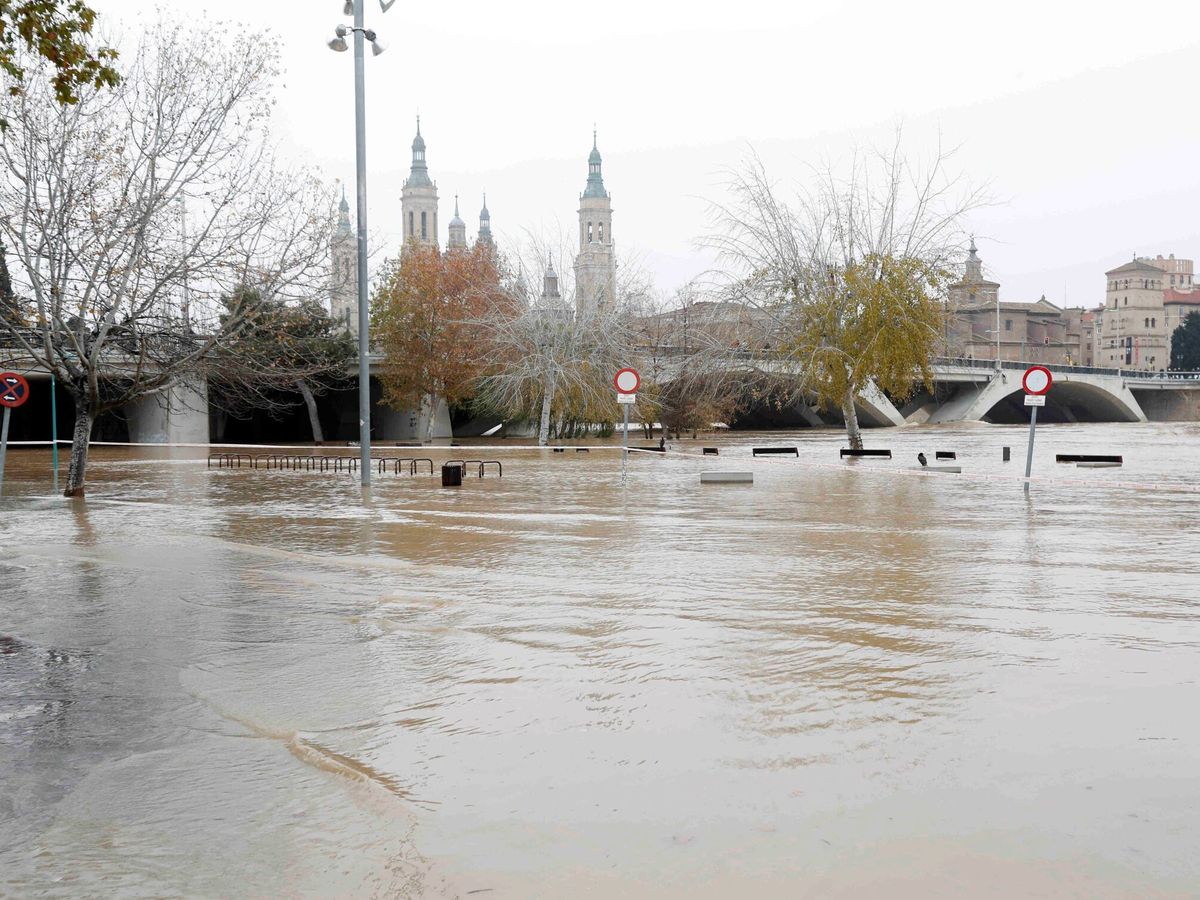Foto: La inundación en varios de los tramos viarios mantiene en alerta al Ayuntamiento de Zaragoza (EFE/Javier Belver)