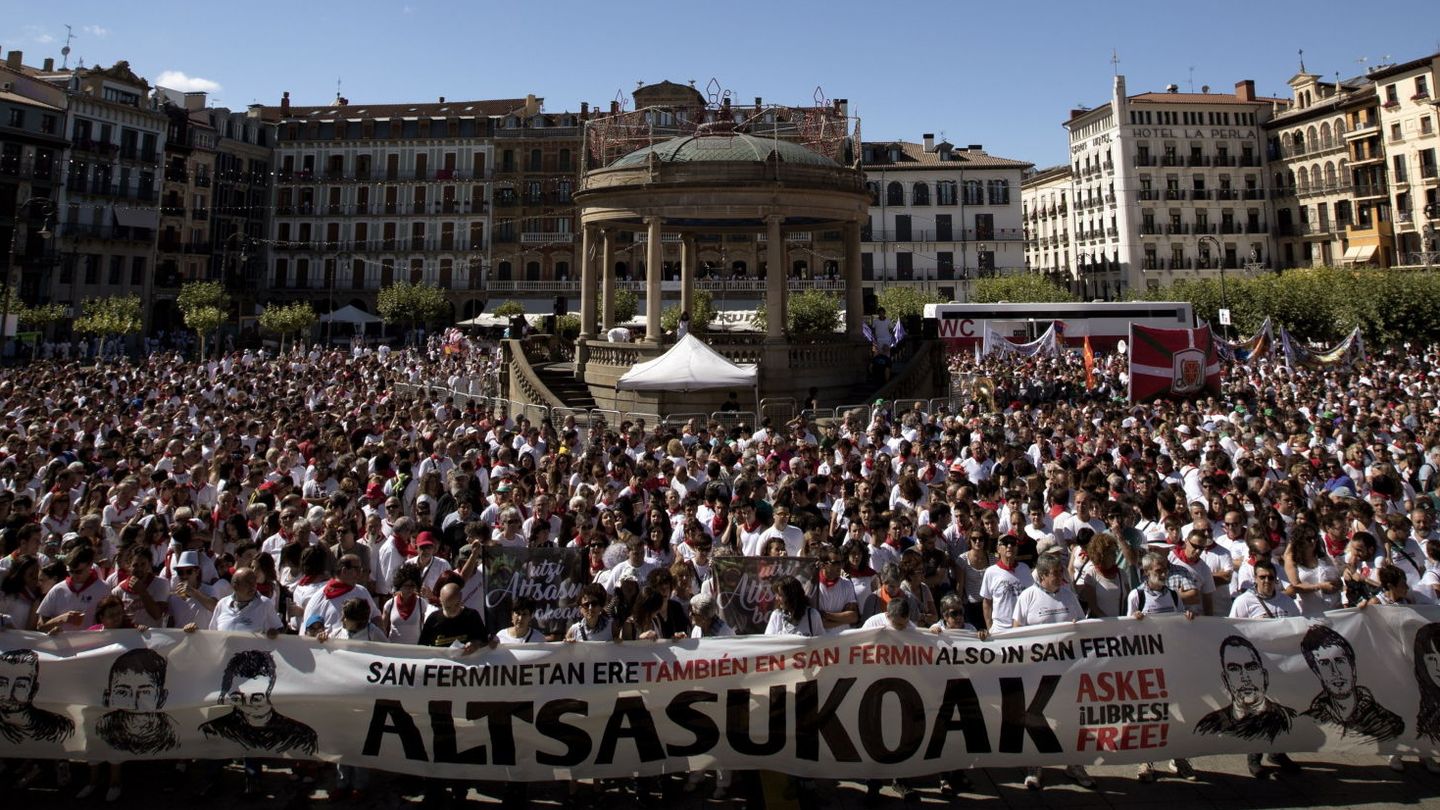 Numerosas personas participan en una concentración en apoyo de los agresores de dos guardias civiles y sus parejas durante los pasados Sanfermines de Pamplona. (EFE)