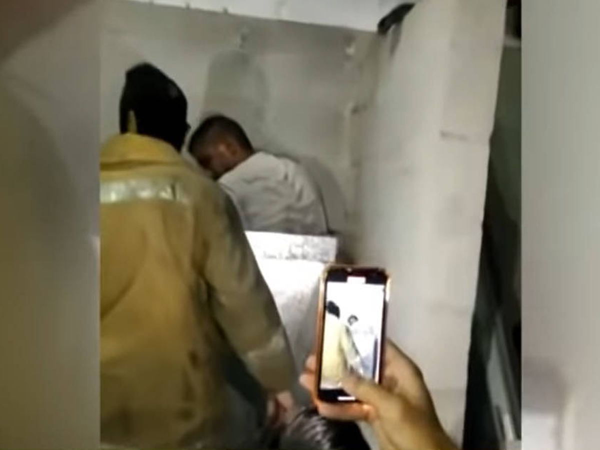 Foto: El ladrón quedó atrapado en el conducto de ventilación del taller (YouTube)