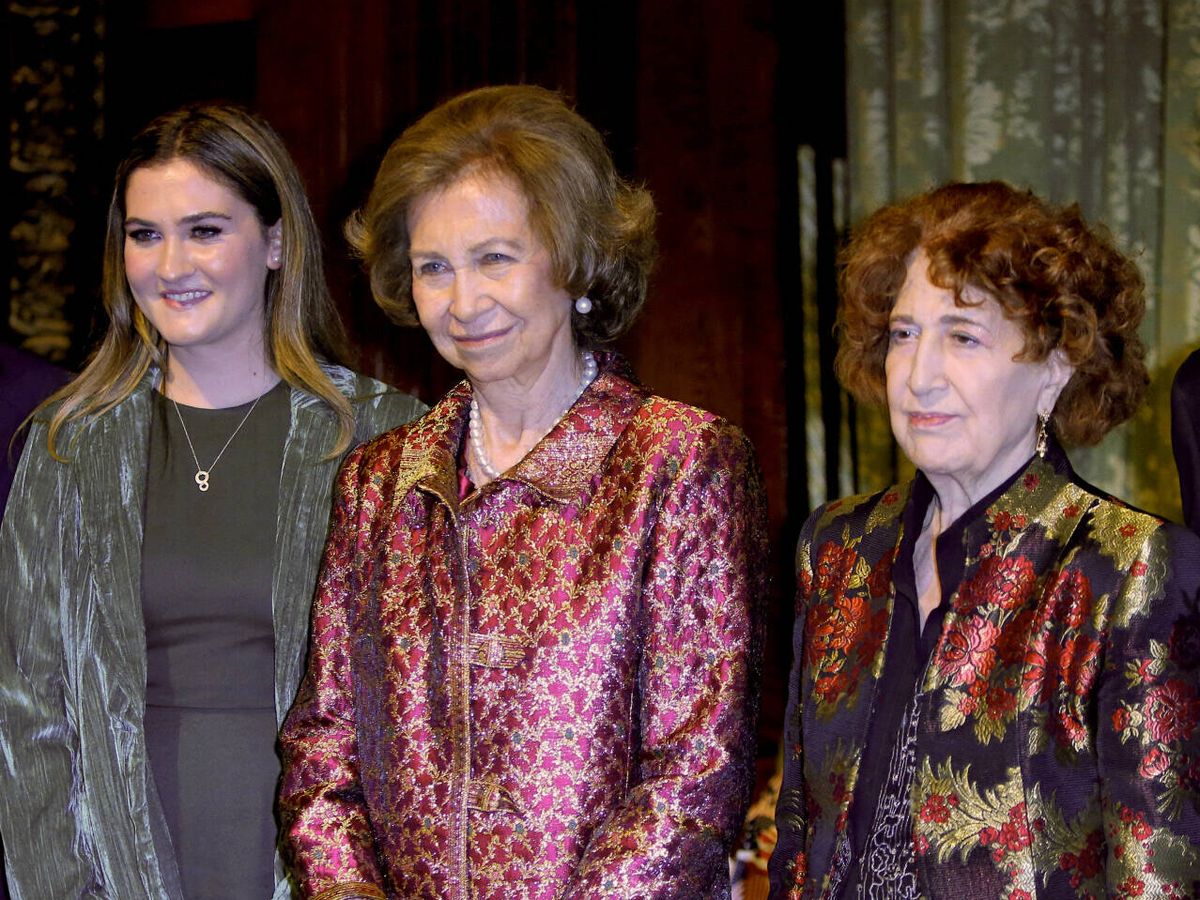 Foto: La reina Sofía, con los premiados. (Gtres)