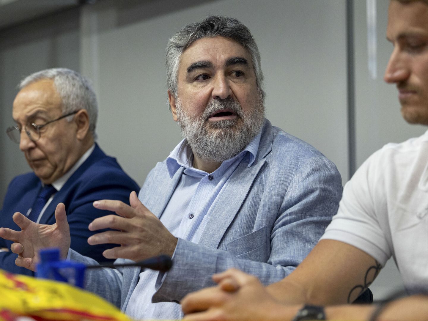 José Manuel Rodríguez Uribes, entre Alejandro Blanco y Marcus Cooper. (EFE/ Daniel González)